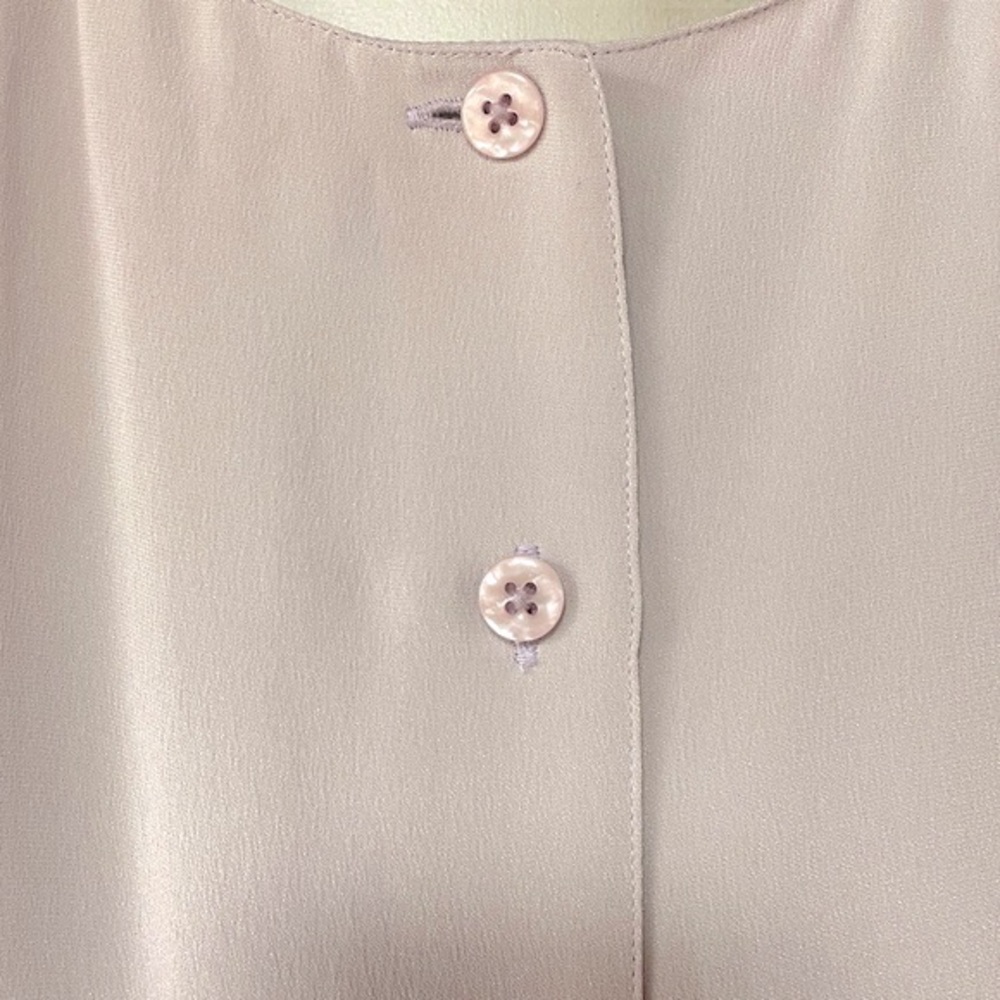NWT Dana Buchman Light Grey Silk Sleeveless Button Back Blouse Sz 10 - Picture 7 of 7